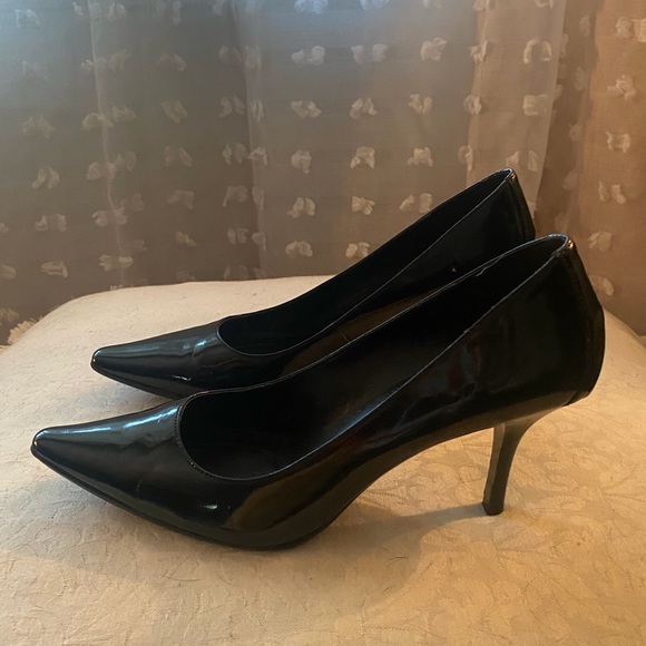 Calvin Klein black patent leather heels. - Picture 2 of 4
